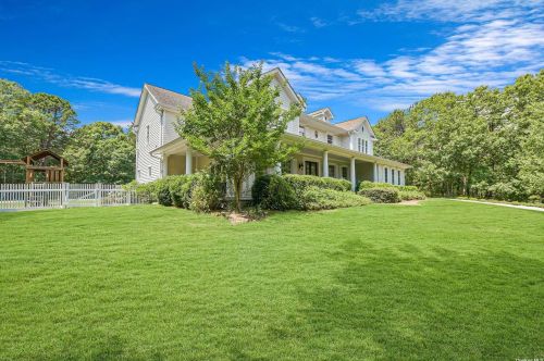 6 Rosebud Ln, East Quogue NY  11942-3627 exterior