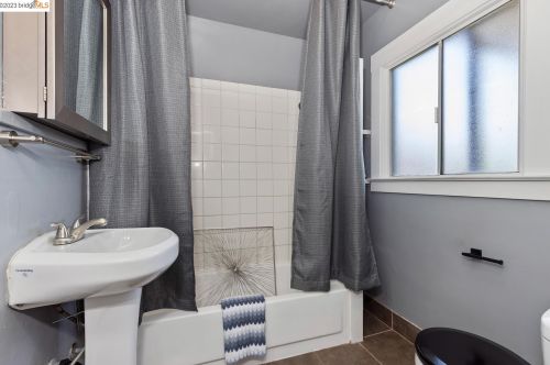 6319 Herzog St, Oakland, CA 94608-1219