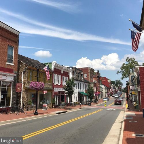 672 Gateway Dr, Leesburg VA  20175-4053 exterior