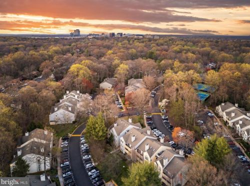 2224 Springwood Dr, Herndon, VA 20191-2374