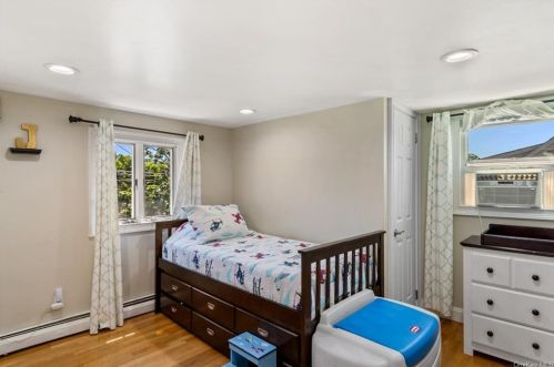 577 Centre Ave, North Lindenhurst NY  11757-3114 exterior