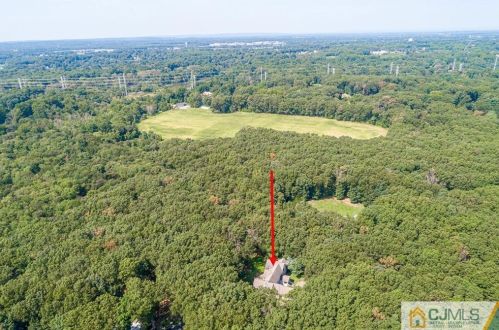 16 Beaverdam Dr, East Brunswick NJ  08816-2456 exterior