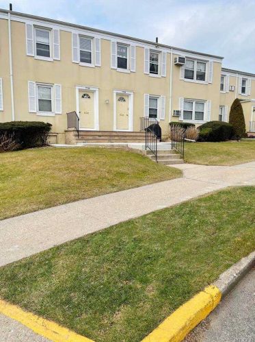 71-44 252nd St, Jamaica, NY 11426-2609