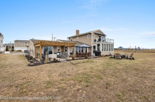 1600 Bch Blvd, Lacey NJ  08731-5031 exterior