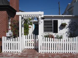 204 Collins Ave, Newport Beach CA  92662-1110 exterior