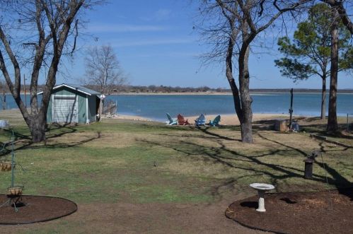 706 Golden Beach Dr, Inks Lake Village, TX 78609-4311