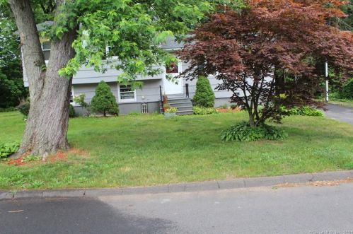 23 Robin Ct, North Haven, CT 06473-1439