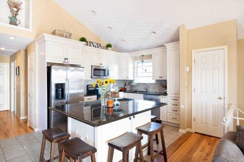 3655 Ionia St, Seaford, NY 11783-3022