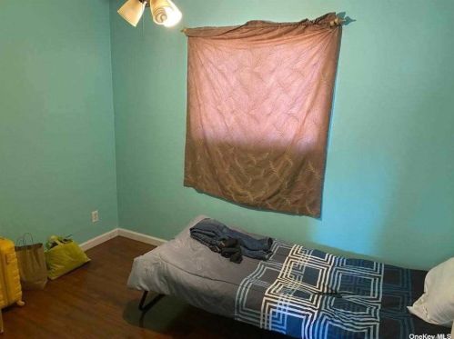 395 Oakland Ave, Central Islip NY  11722-2013 exterior