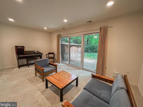 2043 Headlands Cir, Herndon VA  20191-3641 exterior