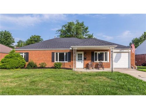 734 Hemlock Dr, Cleveland, OH 44132-2124