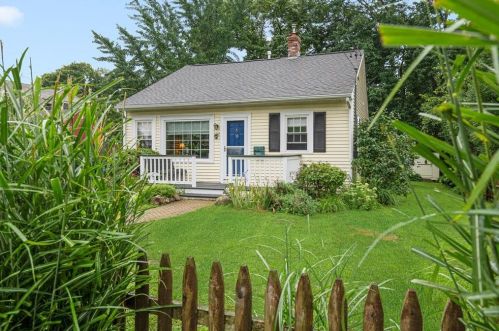 10 Lawton Ave, North Kingstown, RI 02852-5829