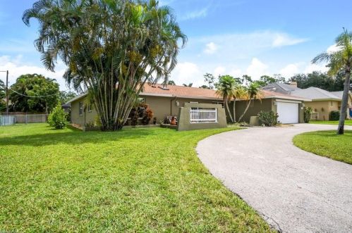131 Willowick Dr, Naples, FL 34110-1339