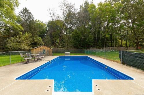 190 Cedar Valley Rd, Poughkeepsie, NY 12603-4827