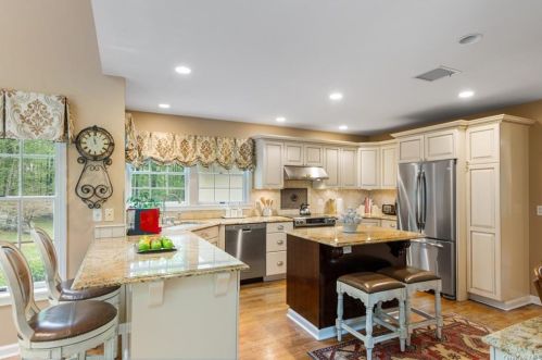 1 Renee Ct, Mahopac, NY 10541-1349