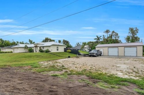 727 Kari Cir, Lehigh Acres, FL 33974-2640