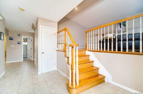12 Keats Ct, Bethpage, NY 11714-5804