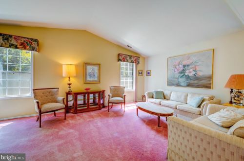 12 Meadowwood Ct, Columbus NJ  08022-1026 exterior