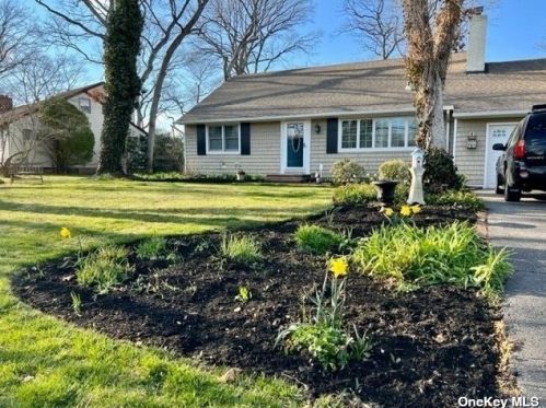1 Abrew St, Bayshore, NY 11706-5001