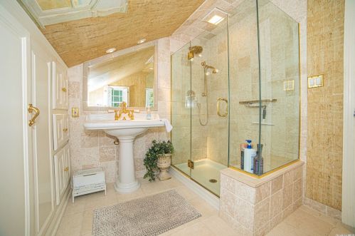 120 Lakeside Dr, Oakdale NY  11769-2250 exterior