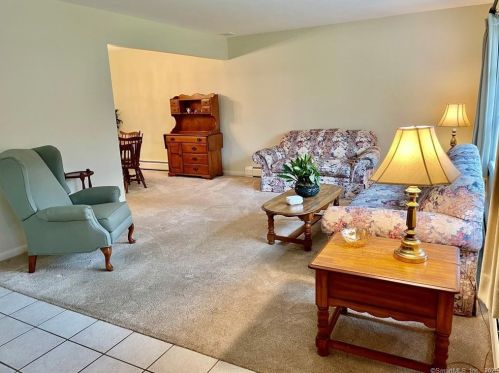 4 Macarthur Rd, Bridgeport, CT 06611-3724