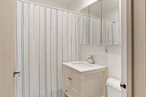 5 Eastward Pl, Elmsford NY  10523-2005 exterior