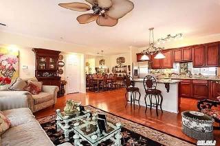 505 Narragansett Villas Dr, North Lindenhurst, NY 11757-5463