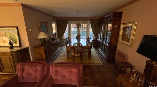 850 Sharon Ln, Westbury NY  11590-1422 exterior