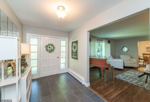 18 Skyview Ter, Greystone Park, NJ 07950-1544