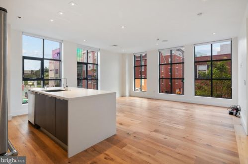 240 2nd St, Philadelphia, PA 19106-1207