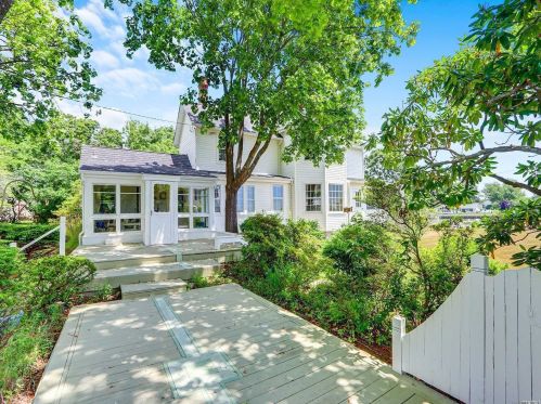 96 Lake Ave, Center Moriches, NY 11934-2527