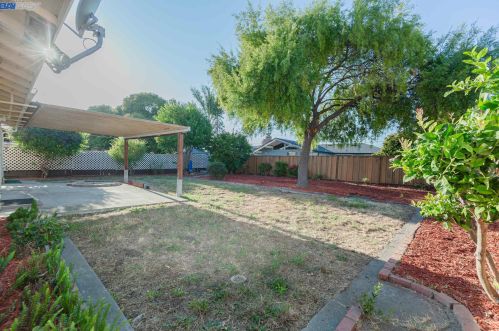 1825 Via Amigos, San Lorenzo CA  94580-2013 exterior