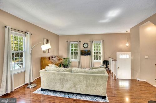 2376 Hunters Square Ct, Herndon VA  20191-2818 exterior