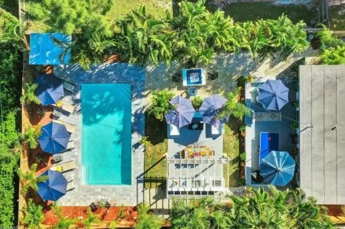 821 91 Ave, Naples FL 34108-2426 exterior