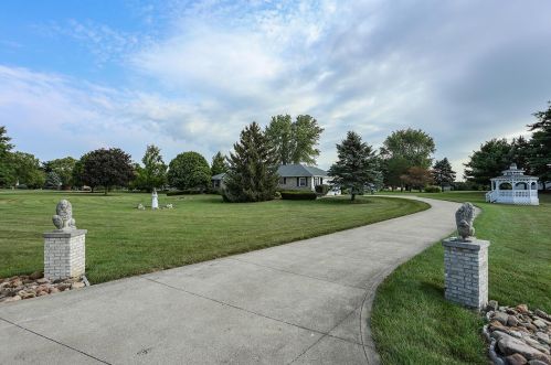 6850 Castlewood Dr, Carroll OH  43112-9786 exterior