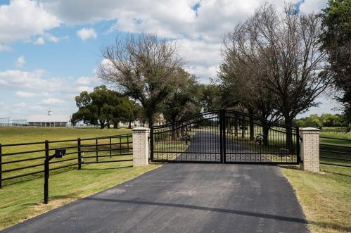 10285 Zipper Rd, Pilot Point TX  76258-6351 exterior