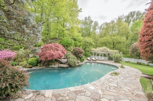 94 Haights Cross Rd, Chappaqua NY  10514-2911 exterior