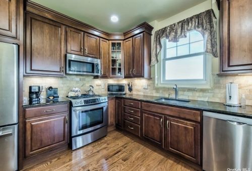 131 Roosevelt Way, Westbury NY  11590-6668 exterior