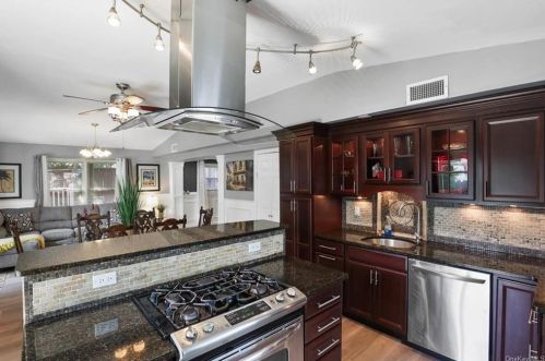 14 Utopian Pl, Airmont NY  10901-7715 exterior