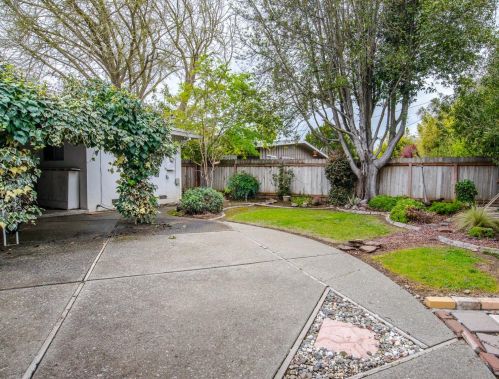 4 Casa Linda Dr, Woodland CA  95695-4612 exterior