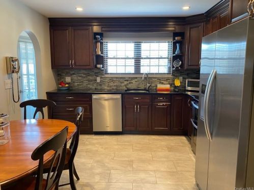 82 Somerset Dr, Airmont NY  10901-6905 exterior