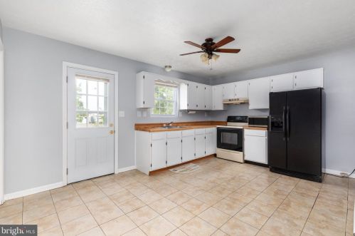 1054 Jackson St, Strasburg, VA 22657-2636