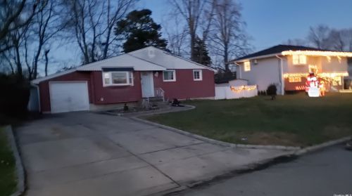 245 New York Ave, Bayshore, NY 11706-3311