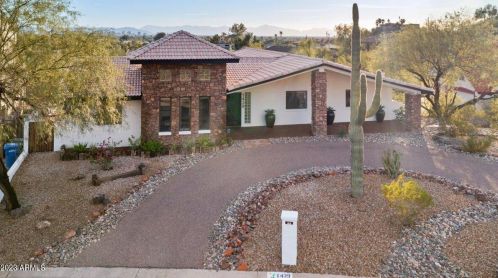 1439 Echo Ln, Phoenix AZ  85020-3831 exterior