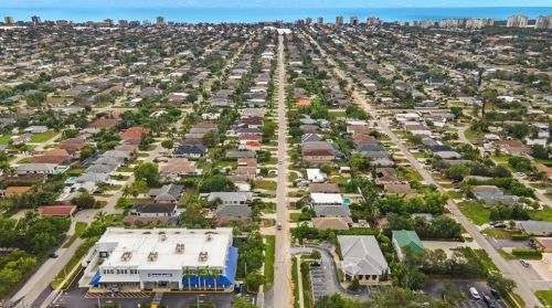 865 105 Ave, Naples FL 34108-1838 exterior