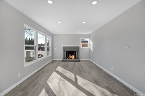 561 Royal Ave, Simi Valley CA  93065-4246 exterior