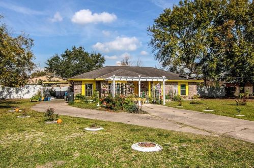 1500 Gray Rd, Highlands, TX 77562-4312