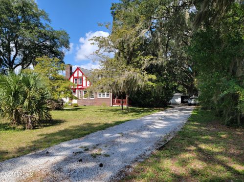 2417 Pine Haven St, Beaufort, SC 29902-6041