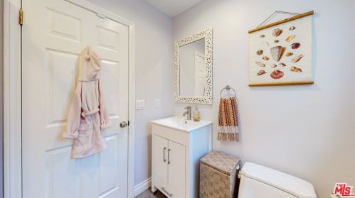 4504 Lennox Ave, Van Nuys CA 91405-4747 exterior