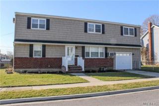 14 Honved St, Hicksville, NY 11801-2216